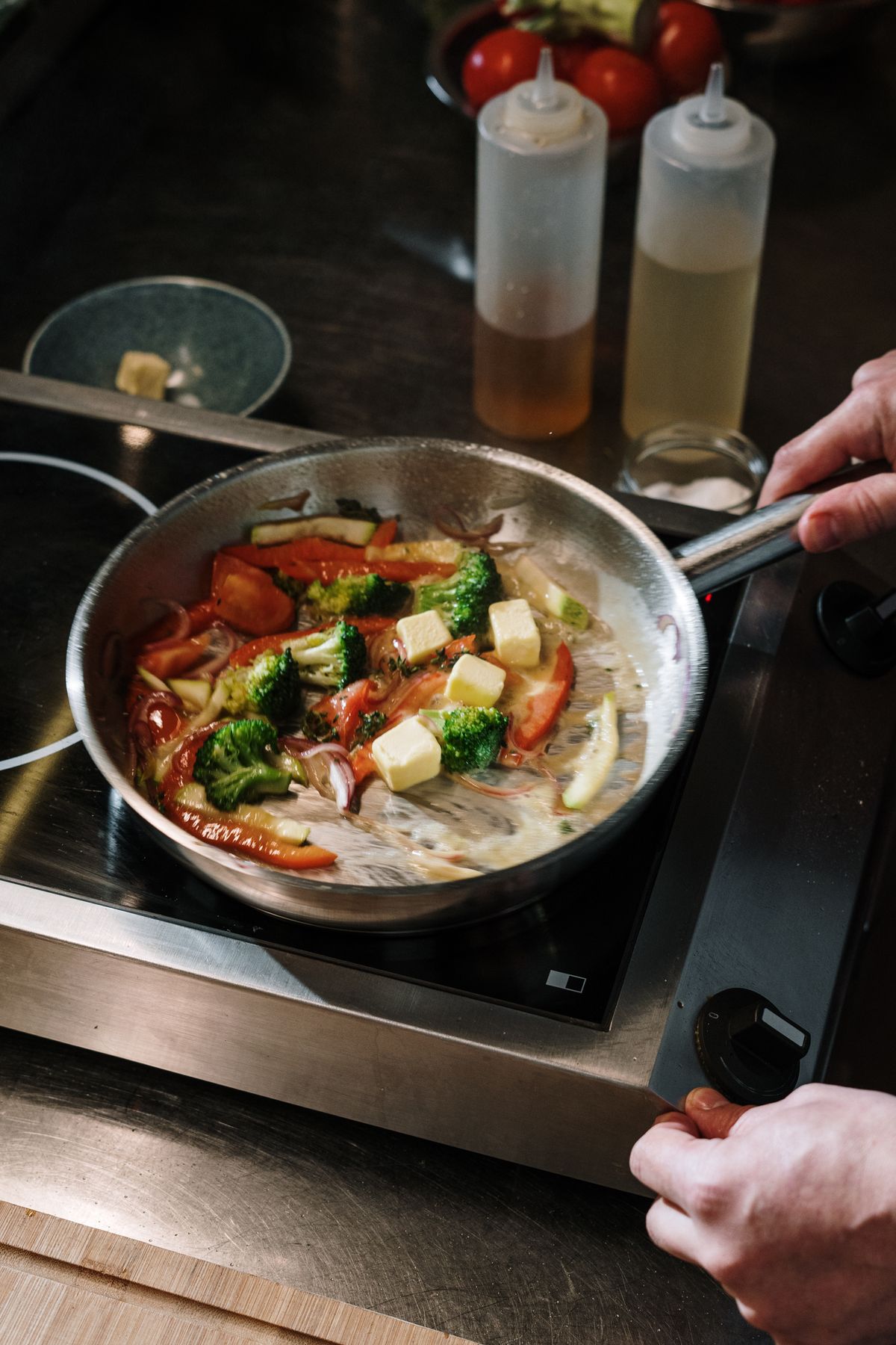 Cocina casera con ingredientes frescos