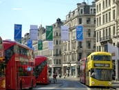 伦敦西区的街景以标志性的红色双层巴士和经典建筑为特色