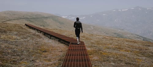 Foto profissional grátis de andar, caminho, garoa