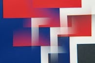 动态抽象图像中，红色、蓝色和白色的矩形相互重叠，形成了充满活力的图案