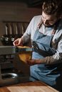 男厨师在厨房里用意大利面机制作新鲜意大利面