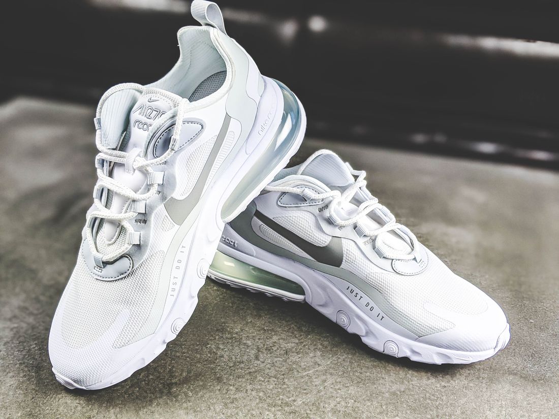 Tenis blancos de estilo urbano