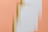 当代抽象艺术以重叠的柔和几何形状为特色