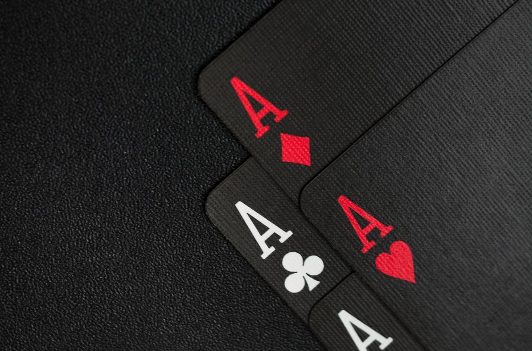 VIP Lounge in einem Online Casino mit exklusiven Spielautomaten und einem Cocktail