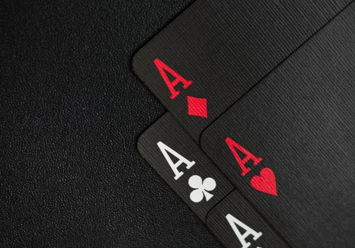 Online Casino Turnier mit Spielern die an Spielautomaten teilnehmen