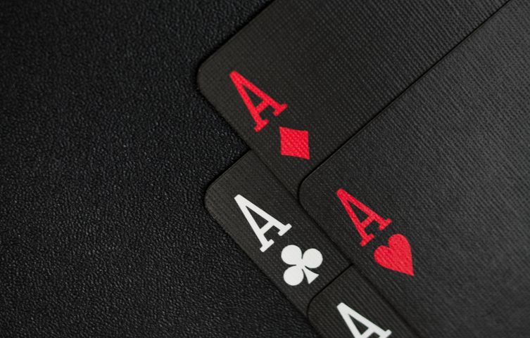 Blackjack online Tisch mit Spielkarten und Chips