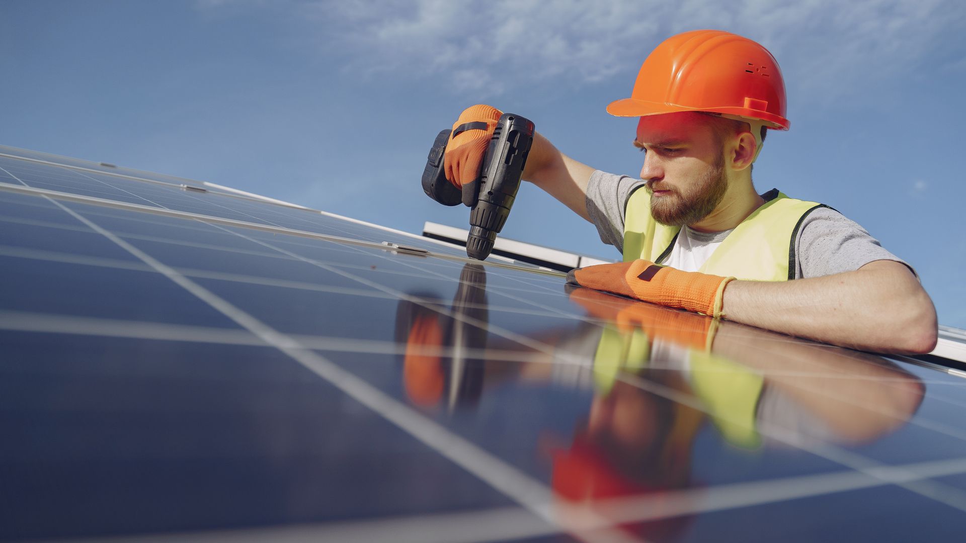 Solar Electrician in Paphos: Costs and Local Companies — illustrasjonsbilde