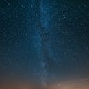 在明亮的夜空下，星星和银河系闪闪发光