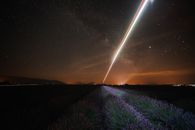 星空下的薰衣草场被照亮，长时间曝光捕捉到光迹
