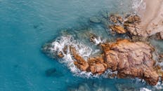 令人惊叹的鸟瞰岩石海岸线，碧绿的海水和汹涌的海浪