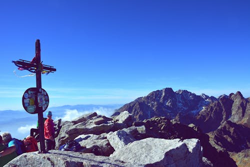 Безкоштовне стокове фото на тему «альпінізм, альпіністи, блакитне небо»