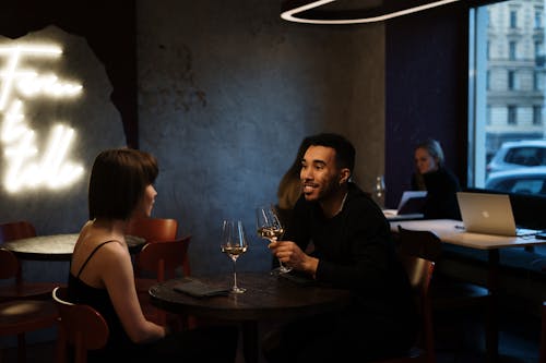 Taças de vinho em bistrô romântico