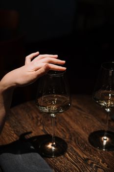 餐桌灯光昏暗，配有酒杯，营造出精致的用餐氛围