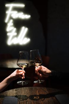 两人在温暖的餐厅里碰杯，营造出浪漫的氛围