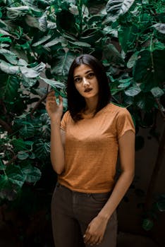 一位优雅的女子立于繁茂的枝叶间，周身散发着从容与自信