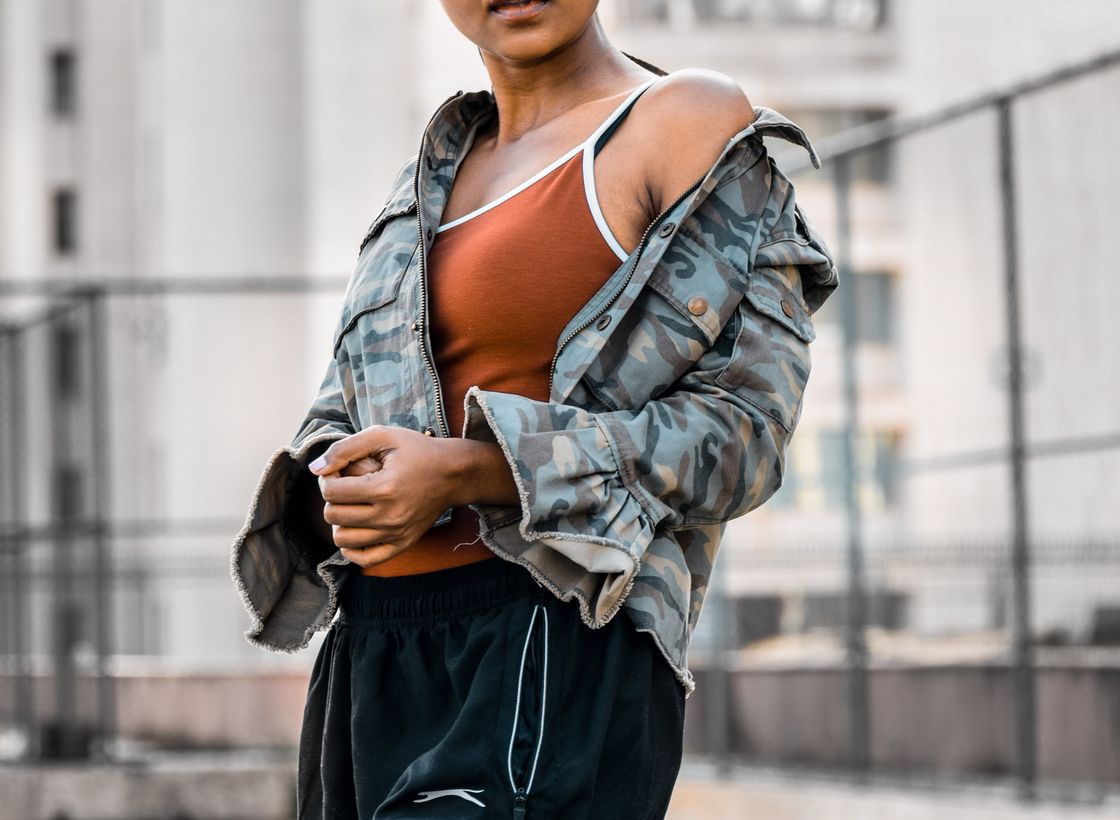 Summer texture, linen layers, and clean accessories