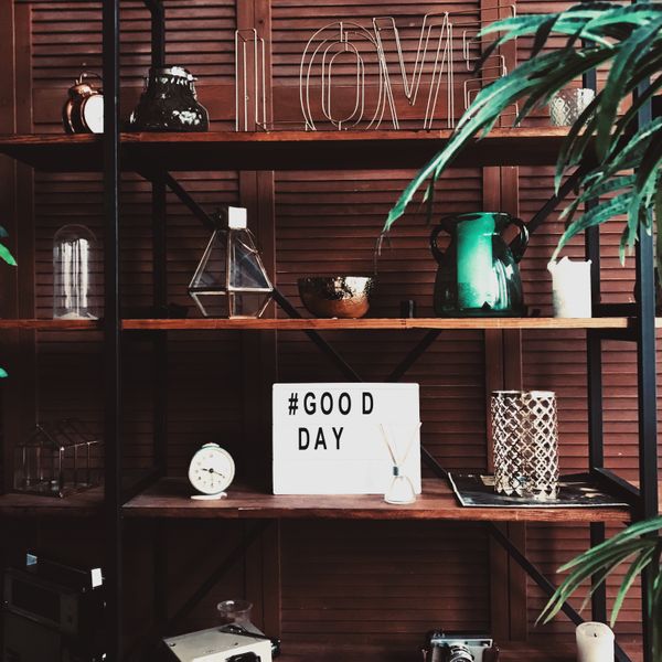 Modern interior shelf rack with assorted decor — photo by Gleb Vasylynka on Pexels