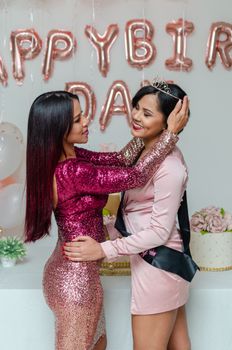两个女人用气球和蛋糕庆祝生日