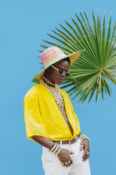 蓝色背景前，一个时尚男人佩戴配件的彩色肖像