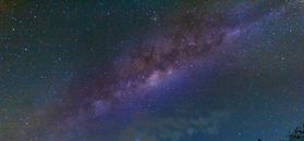 晴朗的夜空下，银河系中无数星星的景色令人惊叹