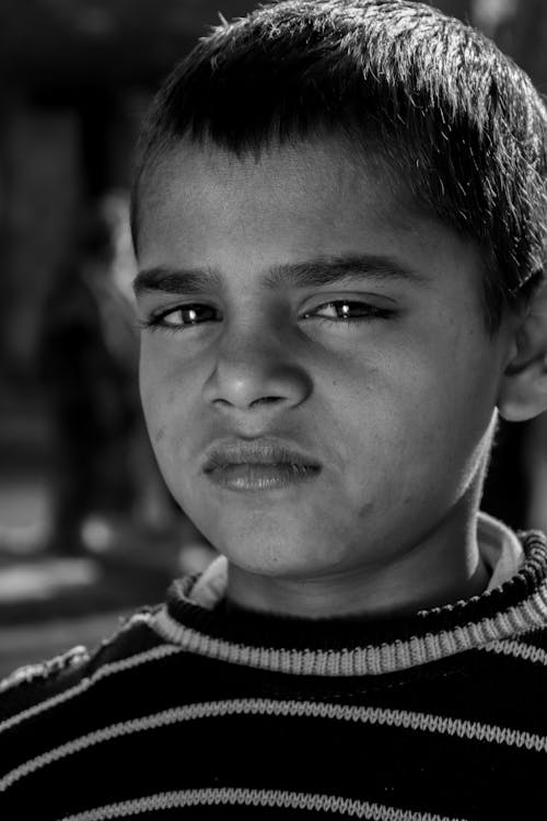 インド人の少年, カメラを見て, キッドの無料の写真素材