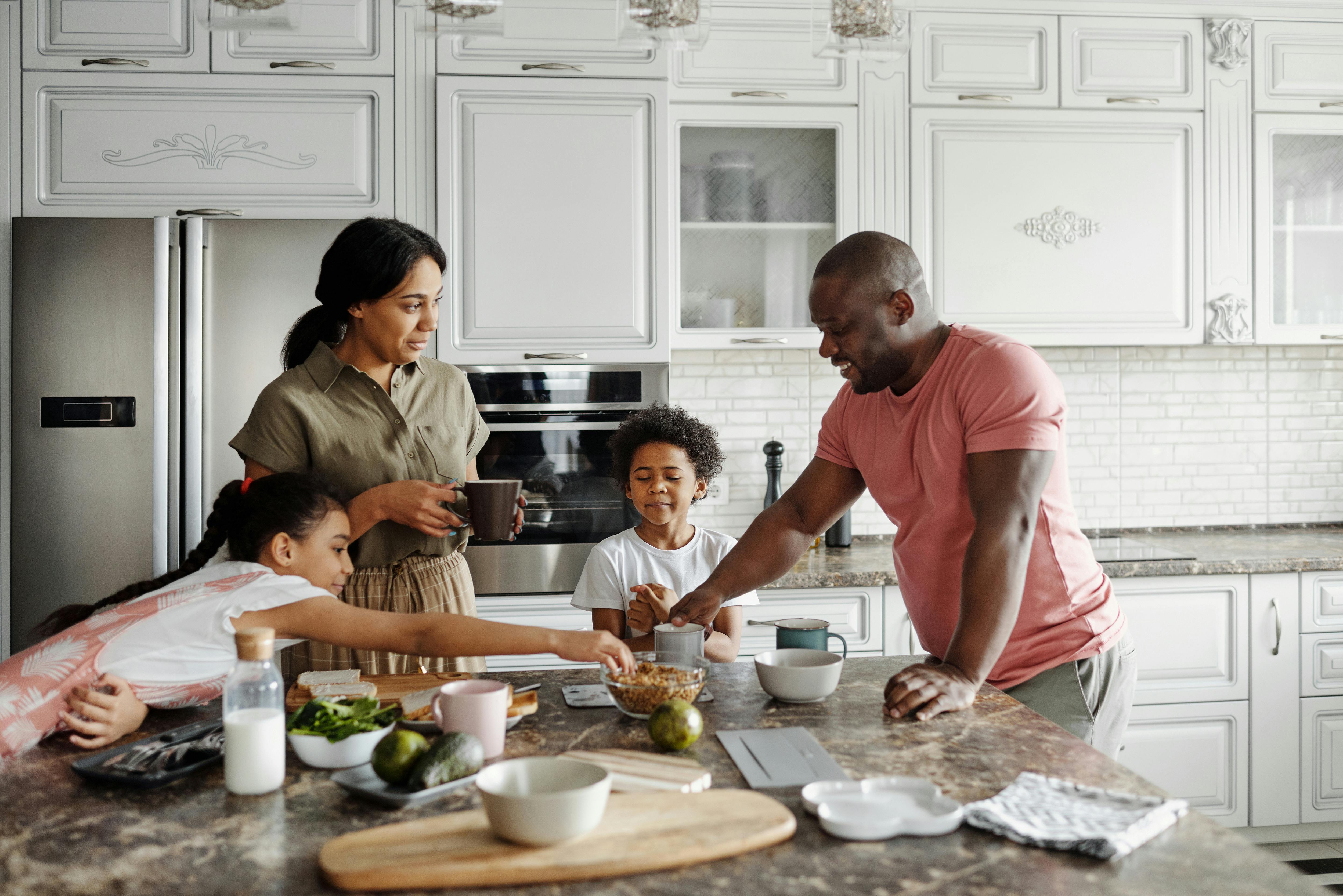 Family making breakfast in the kitchen. | Photo: Pexels