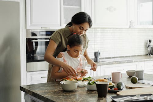 Madre E Hija Preparando Tostadas De Aguacate