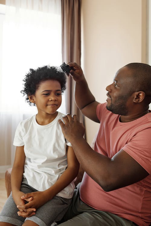 Gratis Ayah Menyikat Rambut Putranya Foto Stok
