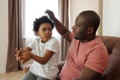 Pai Escovando O Cabelo Do Filho