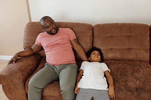 Отец и сын отдыхают на диване