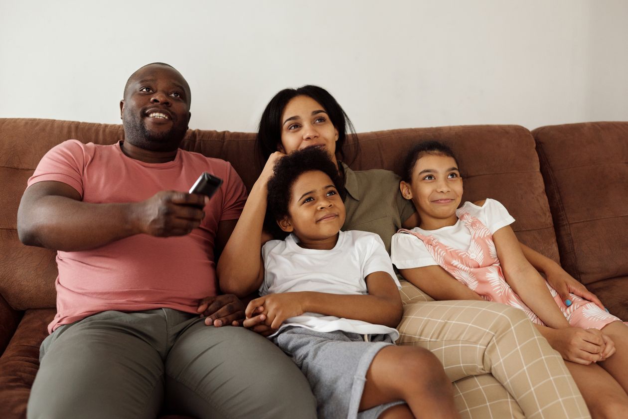 Famille regardant la télévision avec un abonnement IPTV pas cher au Maroc