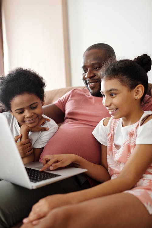 Família Feliz Sentada E Olhando Para Um Laptop