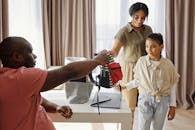 在舒适的室内环境中，家庭帮助孩子准备上学