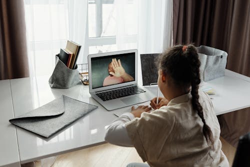 Niña Tomando Clases En Línea