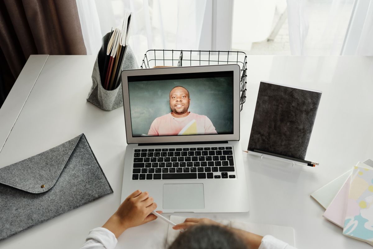 Apprenant suivant un parcours d'adaptive learning personnalisé sur son ordinateur