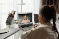 在家通过笔记本电脑参加在线课程的孩子