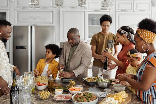 Famille Préparer La Nourriture Dans La Cuisine