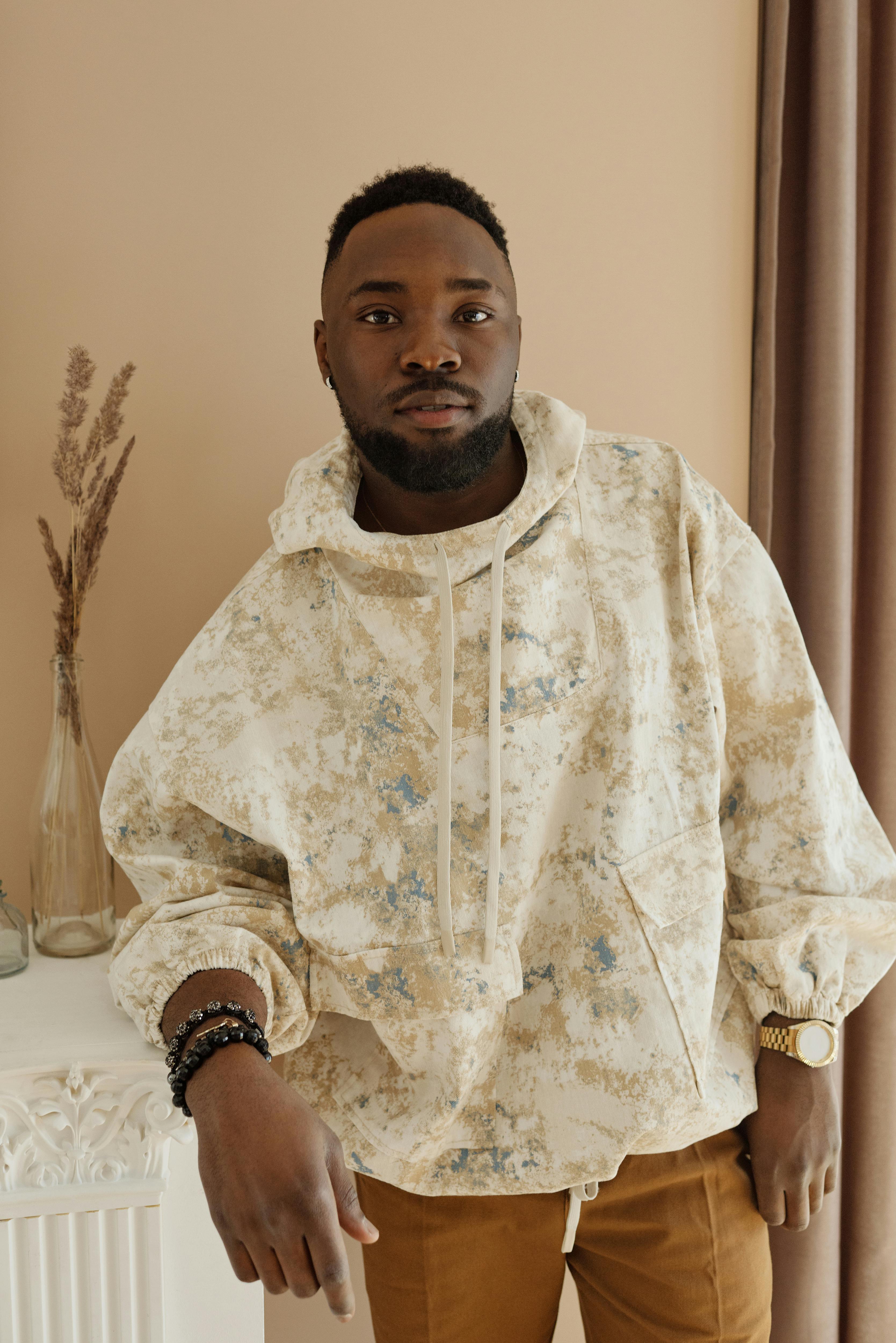 时尚的年轻人在室内自信地摆出休闲风格，色调朴实自然