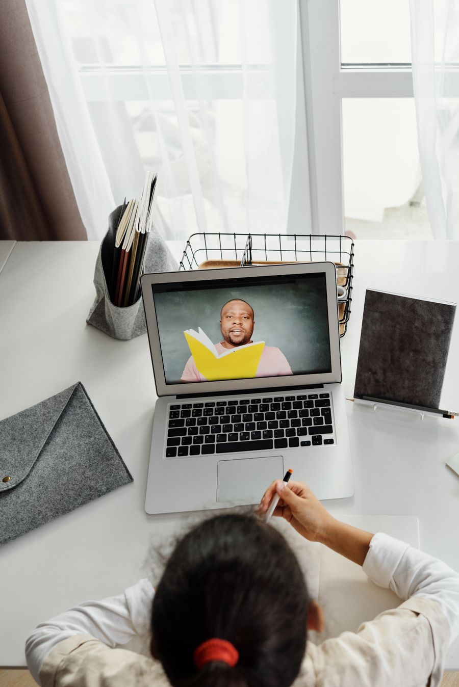 Mokinė dalyvauja online pamokoje