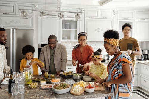 Famille Préparer La Nourriture Dans La Cuisine