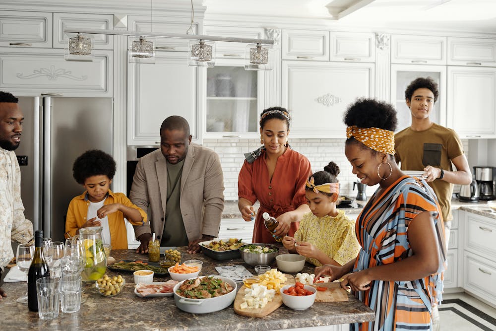 Family preparing food in the kitchen. | Photo: Pexels