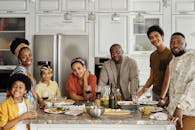 一家人在明亮的厨房里一起用餐，分享着微笑和笑声