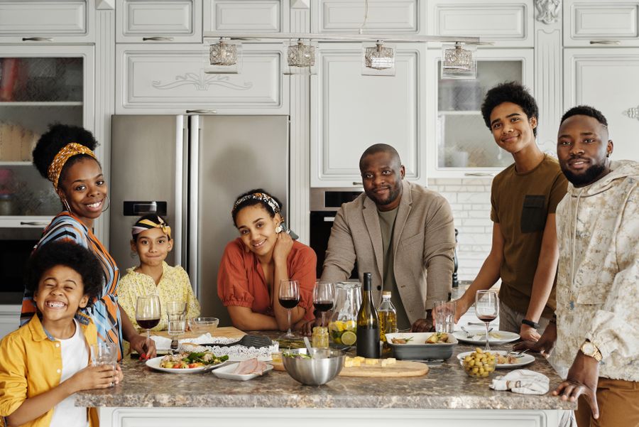 Familia disfrutando una cena casera juntos en la cocina