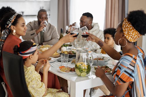 Ücretsiz Aile Yemek Yiyor Ve Kutluyor Stok Fotoğraflar