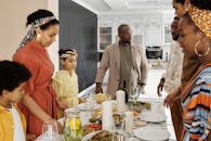 一家人围坐在桌旁，温暖地吃饭，分享快乐与团结