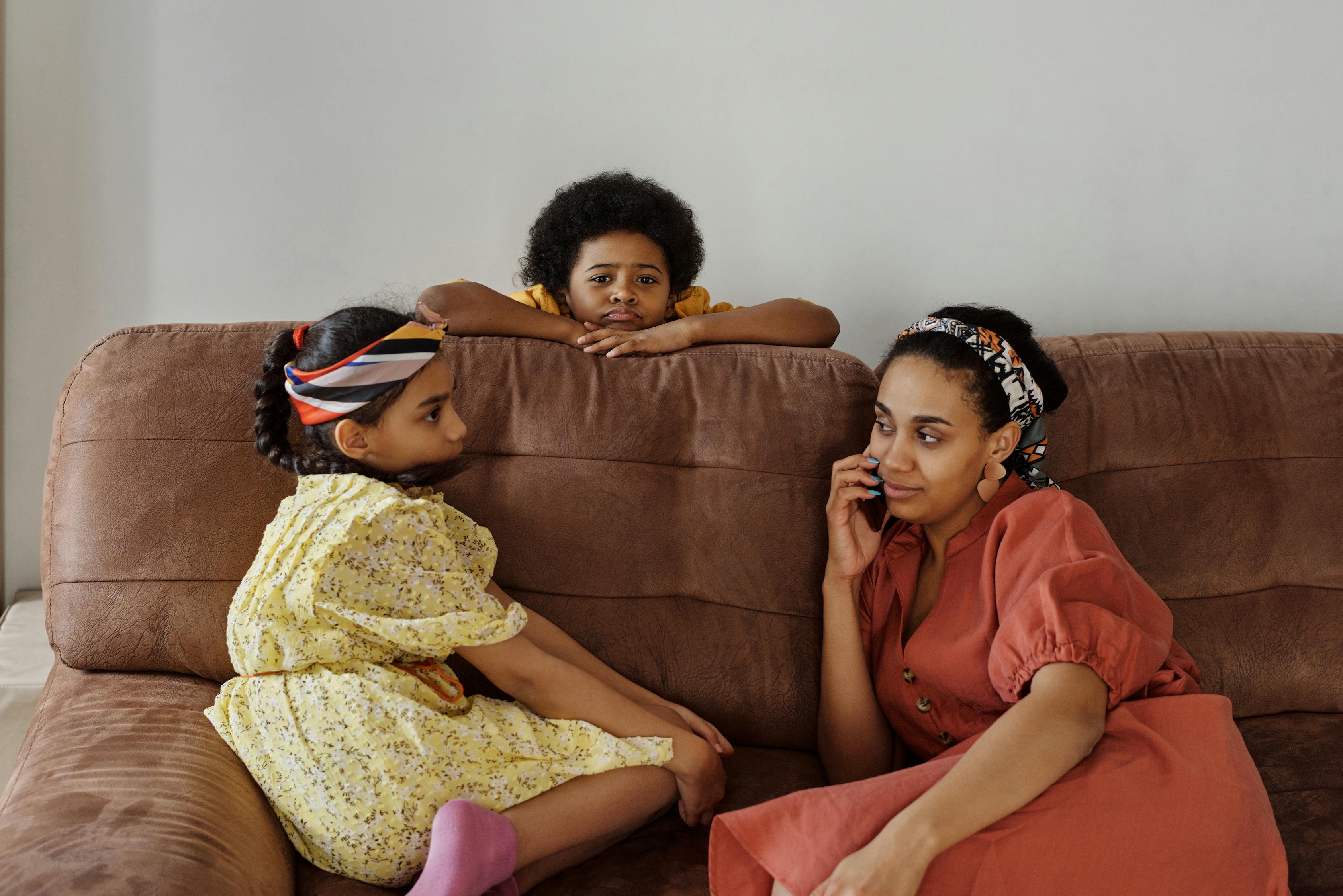 foto-stok-gratis-tentang-anak-anak-berbicara-di-telepon-bosan