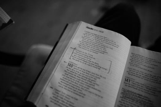 黑色和白色从上面的圣书与诗篇，被读者放在括号中