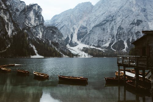 Photos gratuites de à quai, bateaux en bois, dolomites