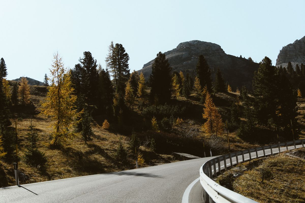 Drum curbat prin Dolomiti, cu larice galbene