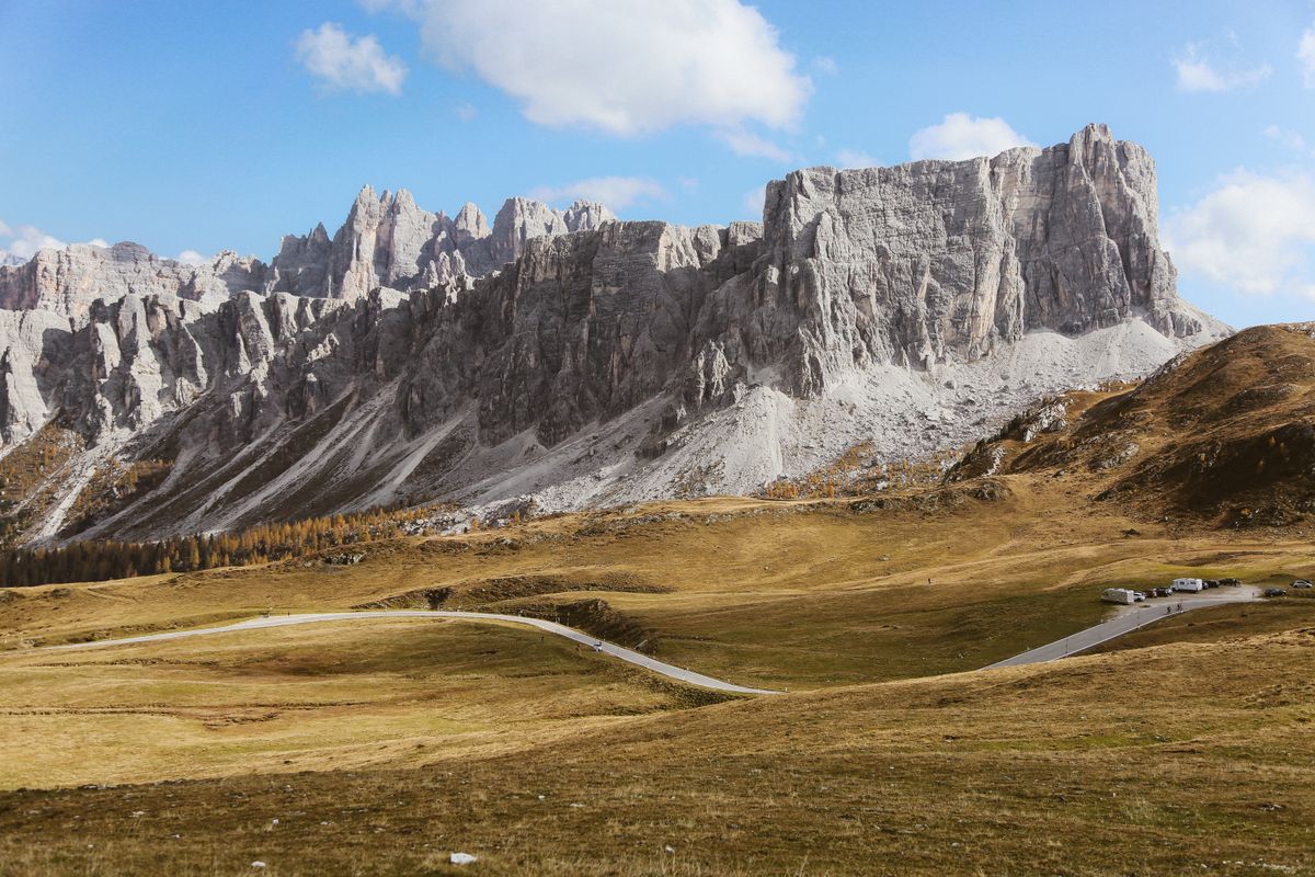Passo Giau, cu masivul stancos si drumul in prim-plan